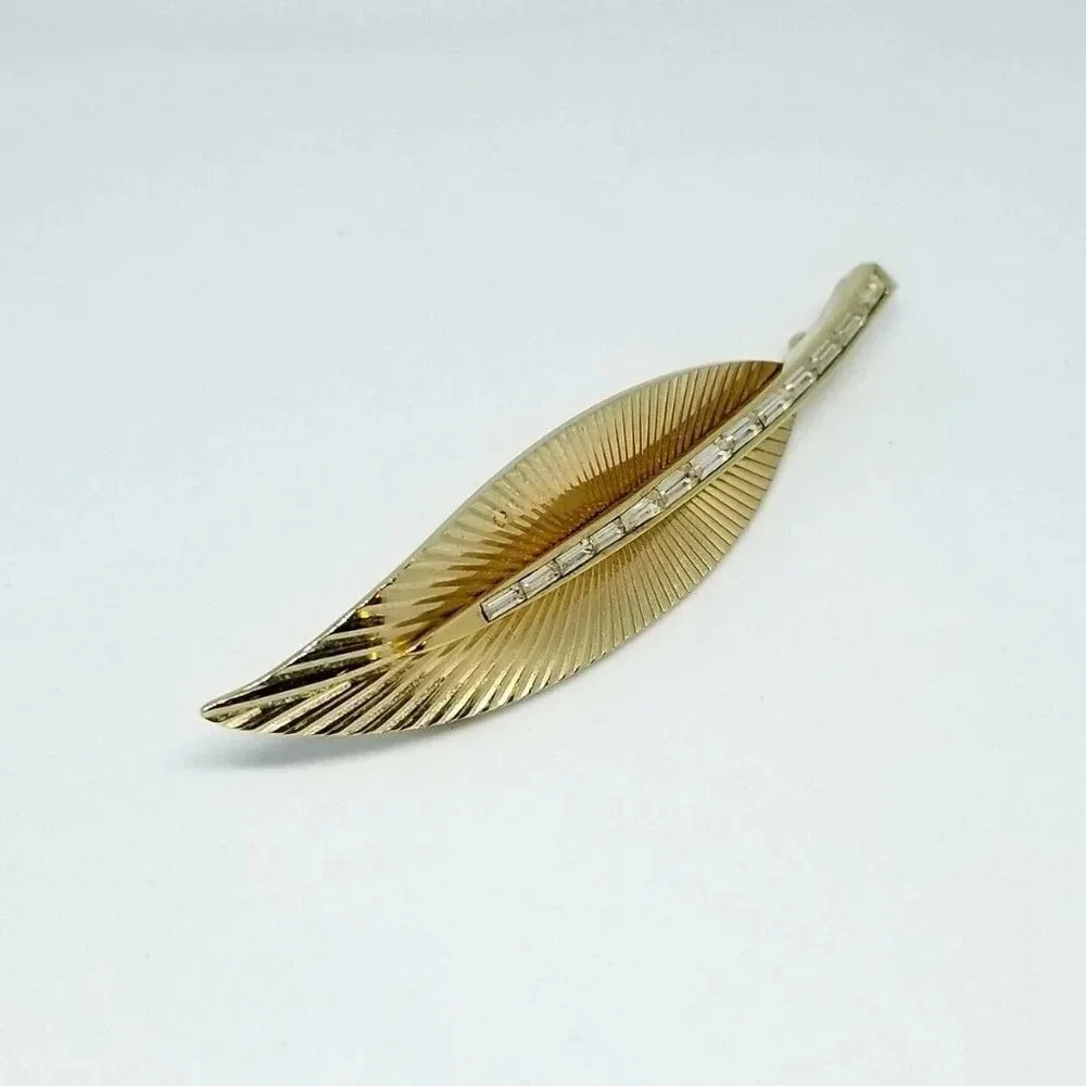 Gold Tone RARE BOUCHER 5954 Clear Baguette Brooch